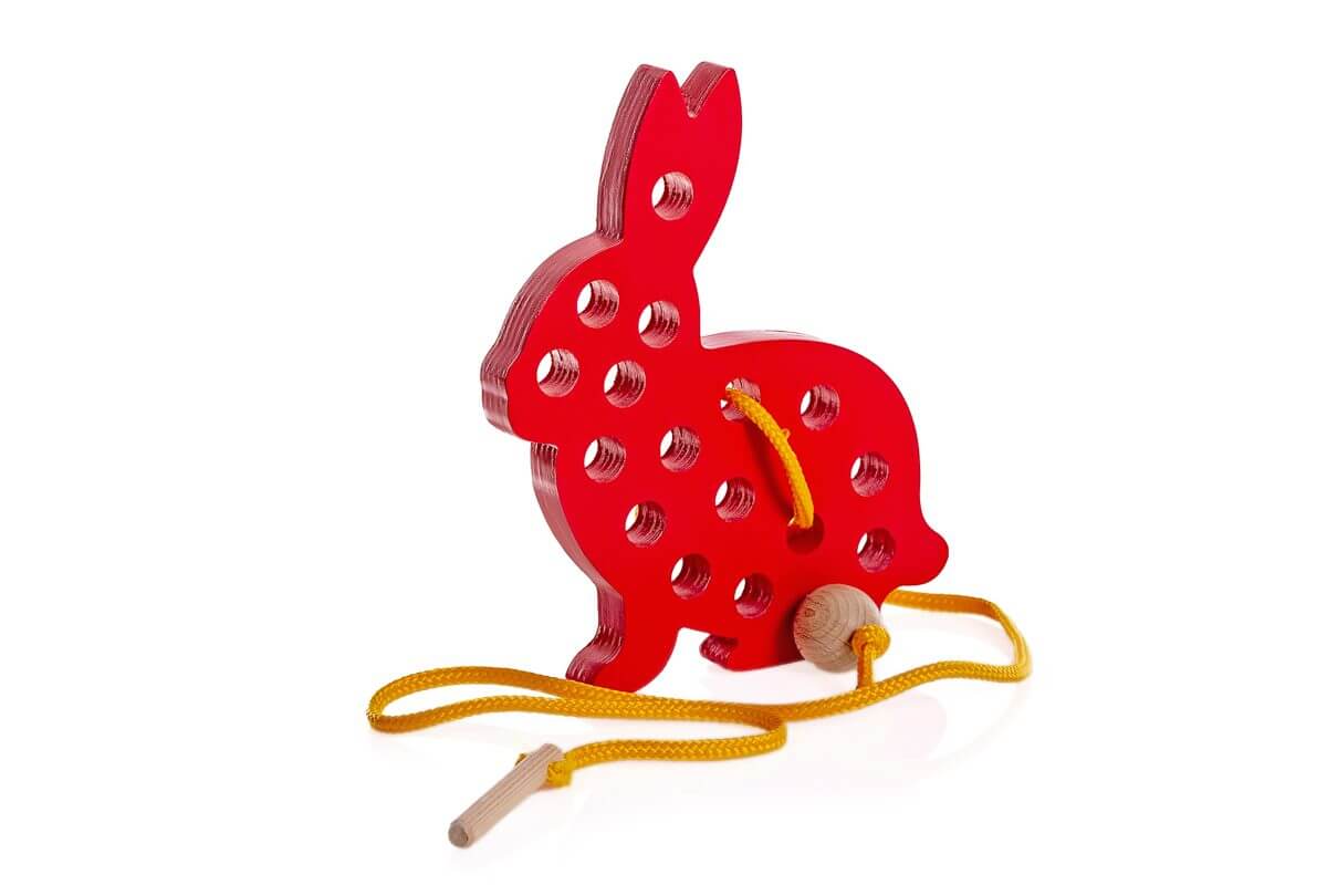 Schnurspielzeug Hase aus Holz im Detail