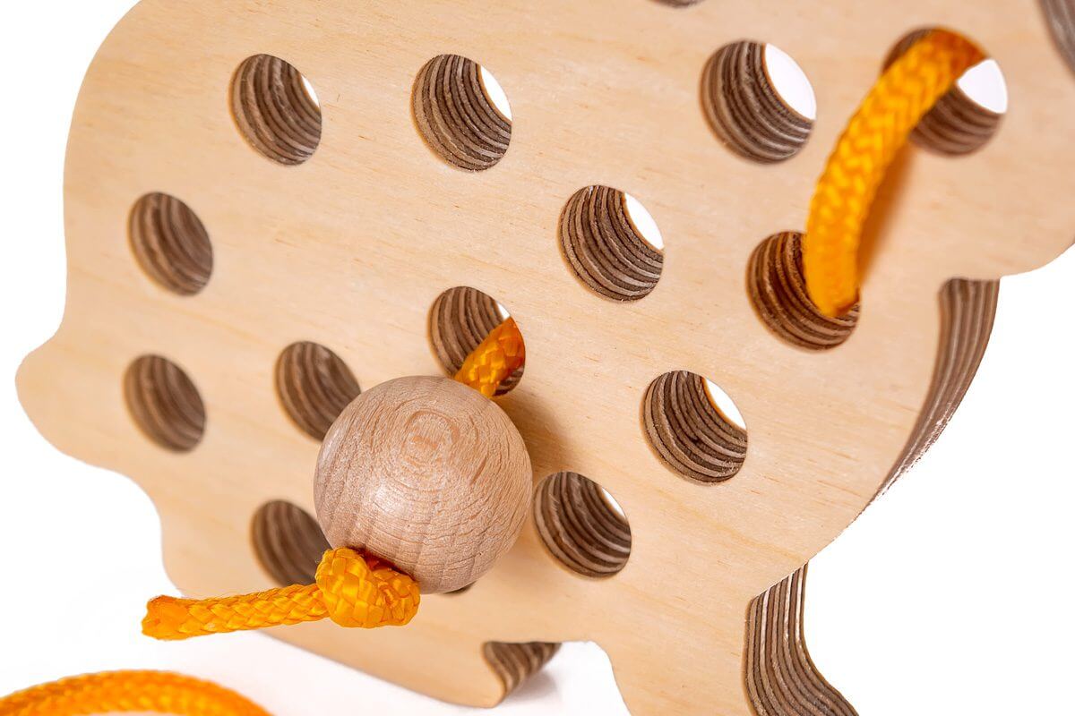Hase-Fädelspielzeug aus Holz mit Schnur