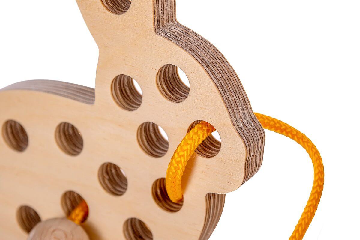 Schnurspielzeug Hase zum Auffädeln für Kinder