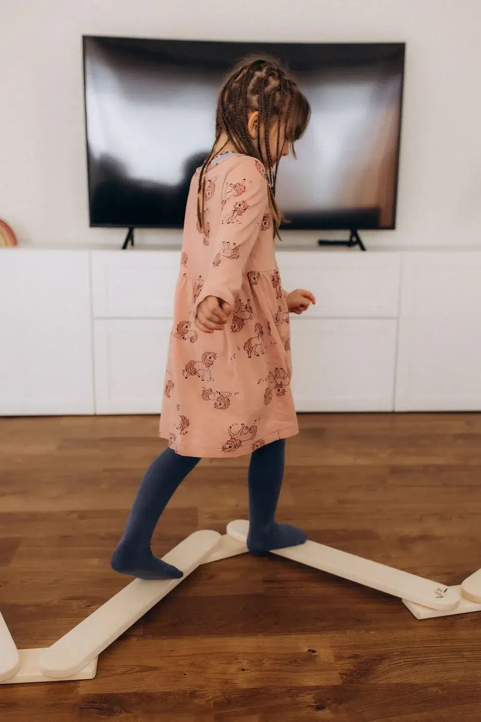 Kind balanciert über den Schwebebalken aus Holz