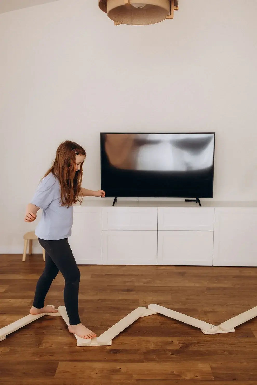 Balancierbalken aus Holz als Bewegungsgerät fürs Kinderzimmer