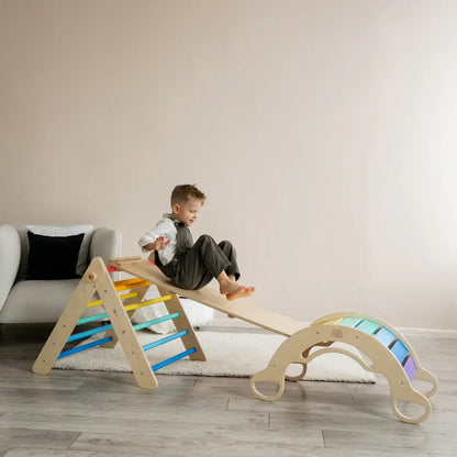 Buntes Set aus Pikler Dreieck, Rutschbrett und Schwingbogen