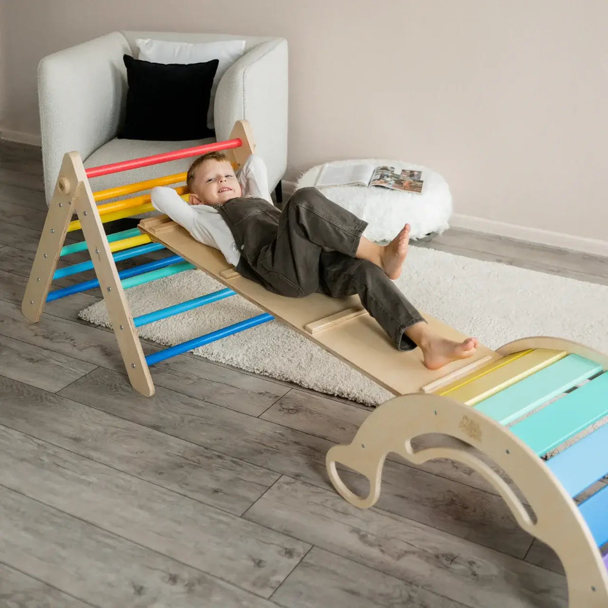 Buntes Pikler Kletterset mit Rutschbrett und Schwingbogen