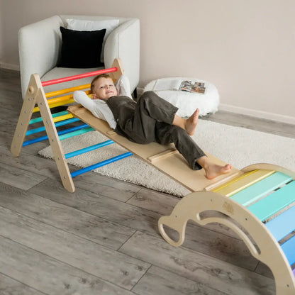 Buntes Pikler Kletterset mit Rutschbrett und Schwingbogen
