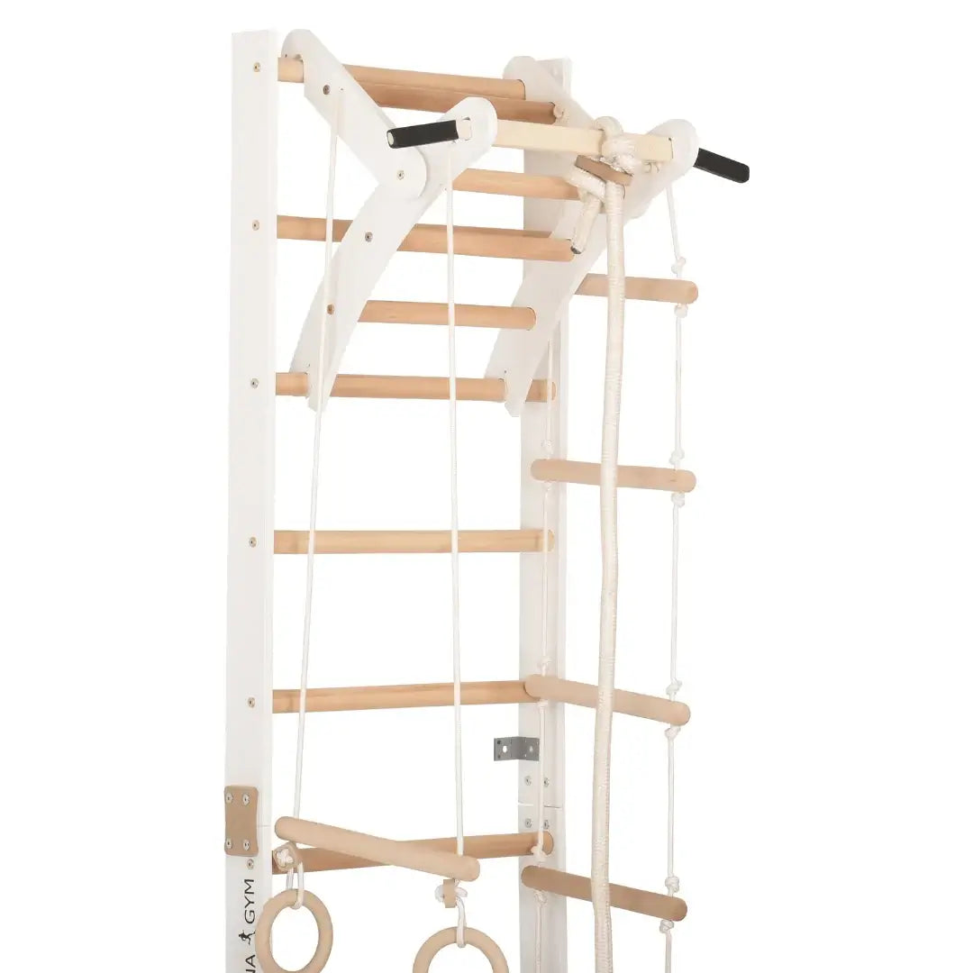 Weiße Sport Kletterwand mit Klimmzug fürs Kinderzimmer