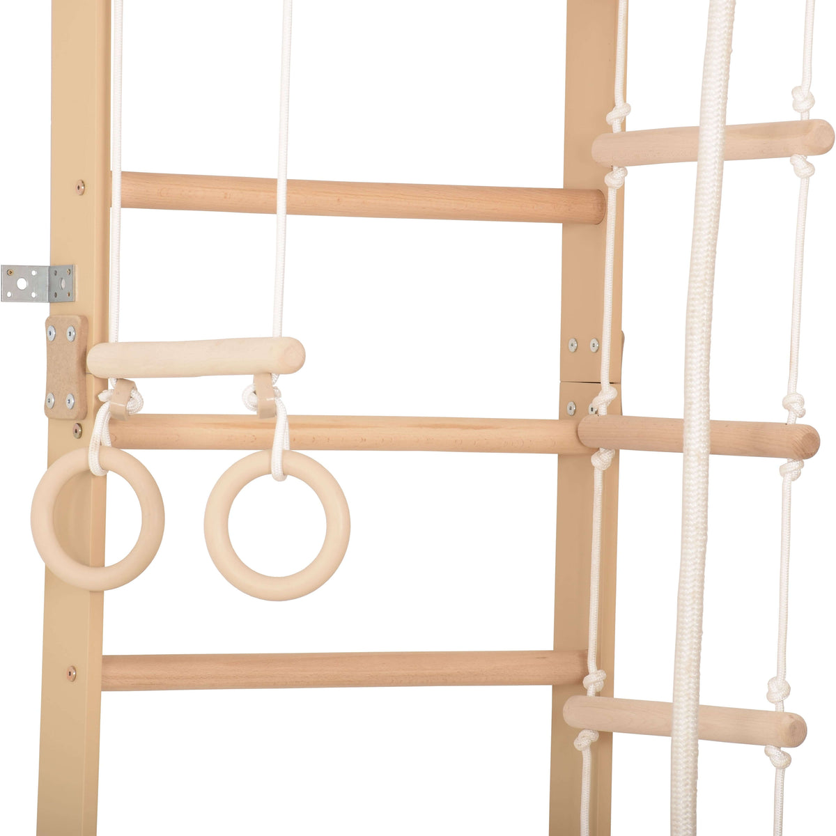 Sport Kletterwand in Natur mit Sprossen und Ringen
