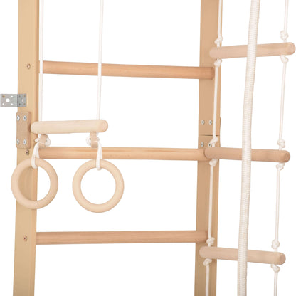 Sport Kletterwand in Natur mit Sprossen und Ringen