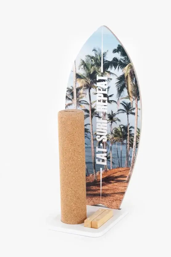 Kind übt Balance auf dem Surf Yoga Board