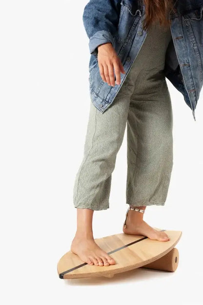 Yoga Board in Surfboard-Form aus Holz für Kinder