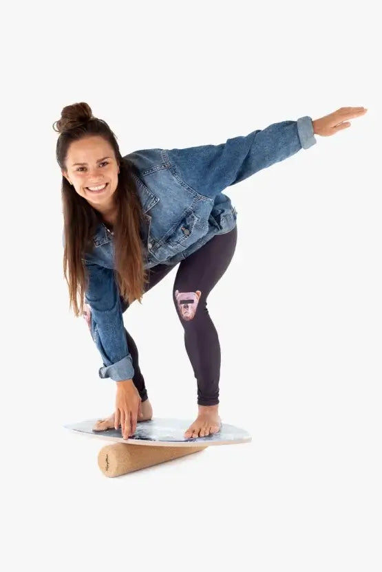 Kind balanciert auf dem Surf Yoga Board aus Holz