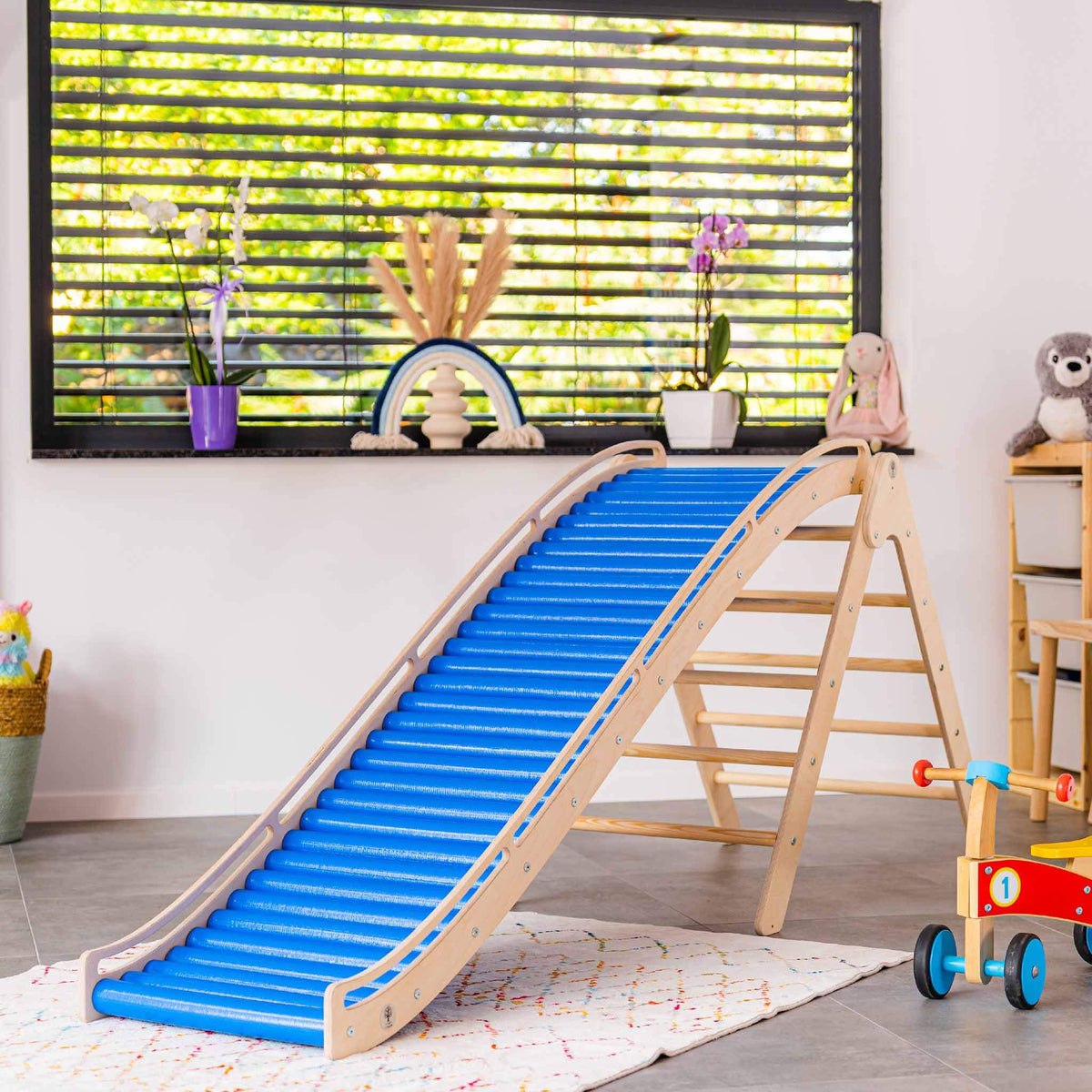 Wellenförmige Rollenrutsche für Kinder aus Holz