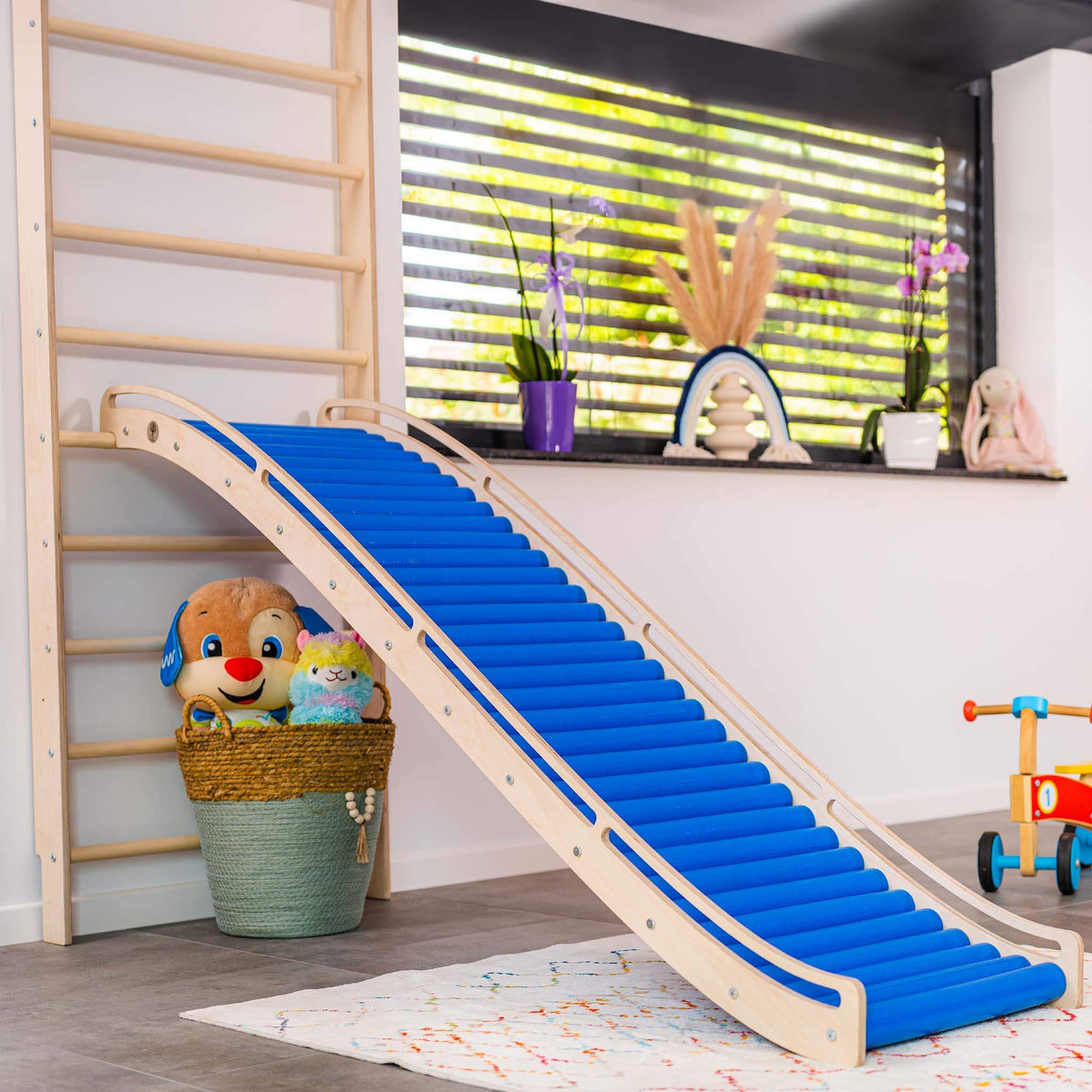 Wellen Rollenrutsche für Kinder im Spielzimmer