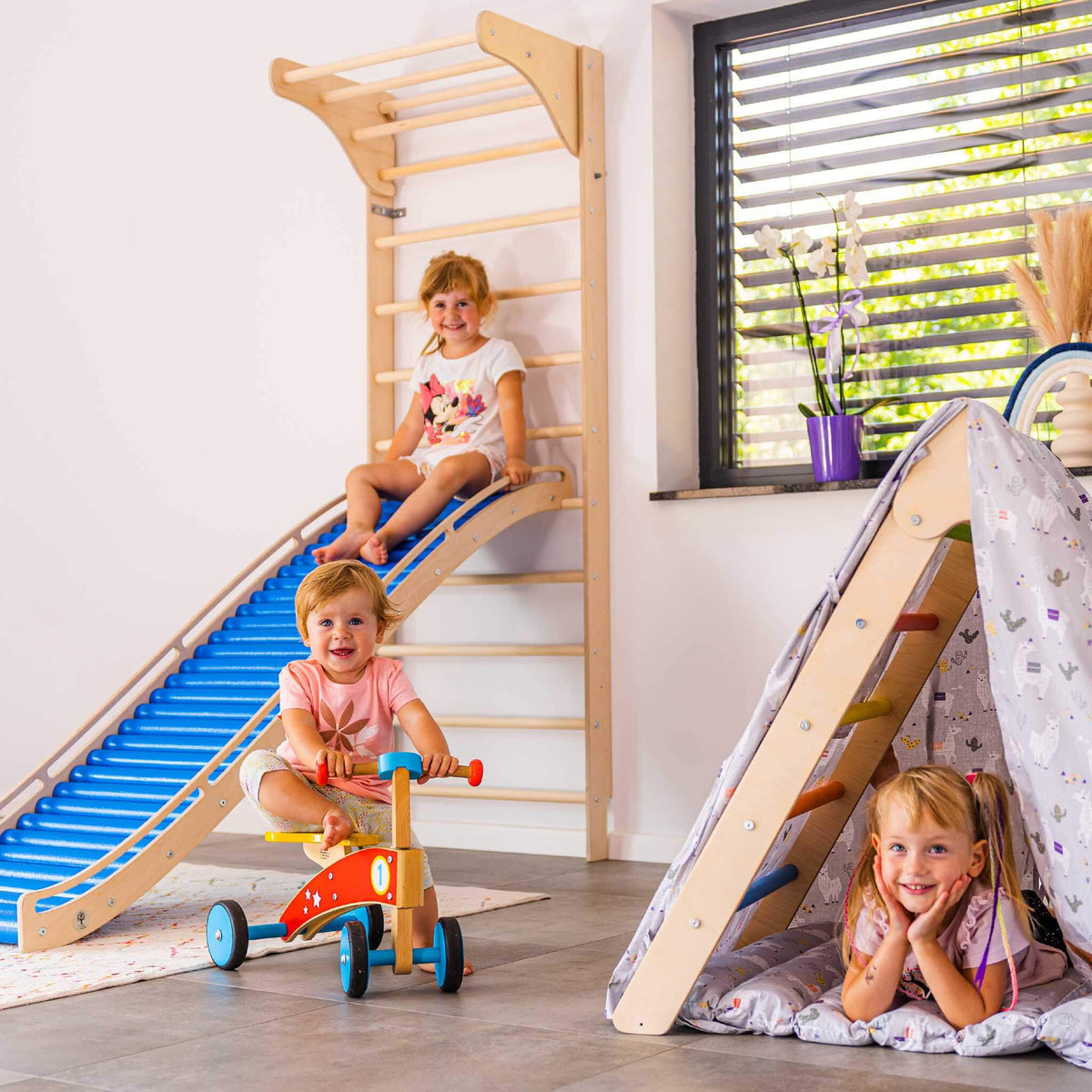 Wellen Rollenrutsche aus Holz im Kinderzimmer
