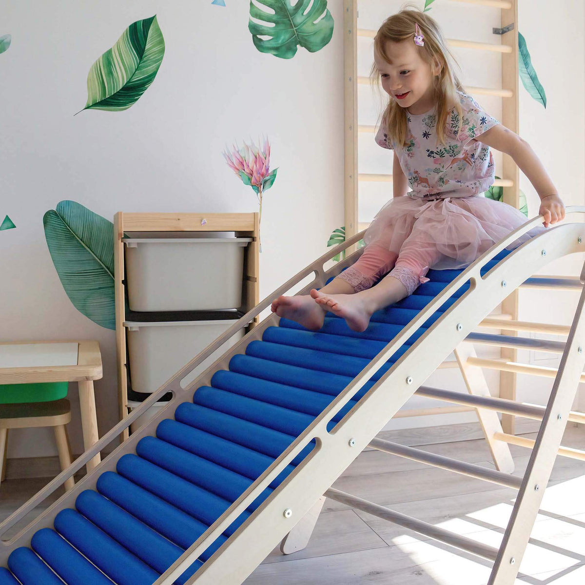 Wellenförmige Kinderrutsche mit beweglichen Holzrollen