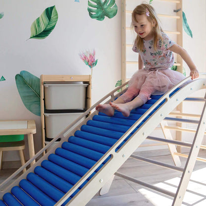 Wellenförmige Kinderrutsche mit beweglichen Holzrollen