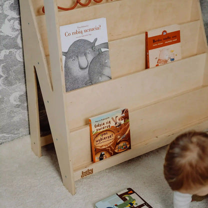 Naturfarbenes Bücherregal für Kinder im Kinderzimmer