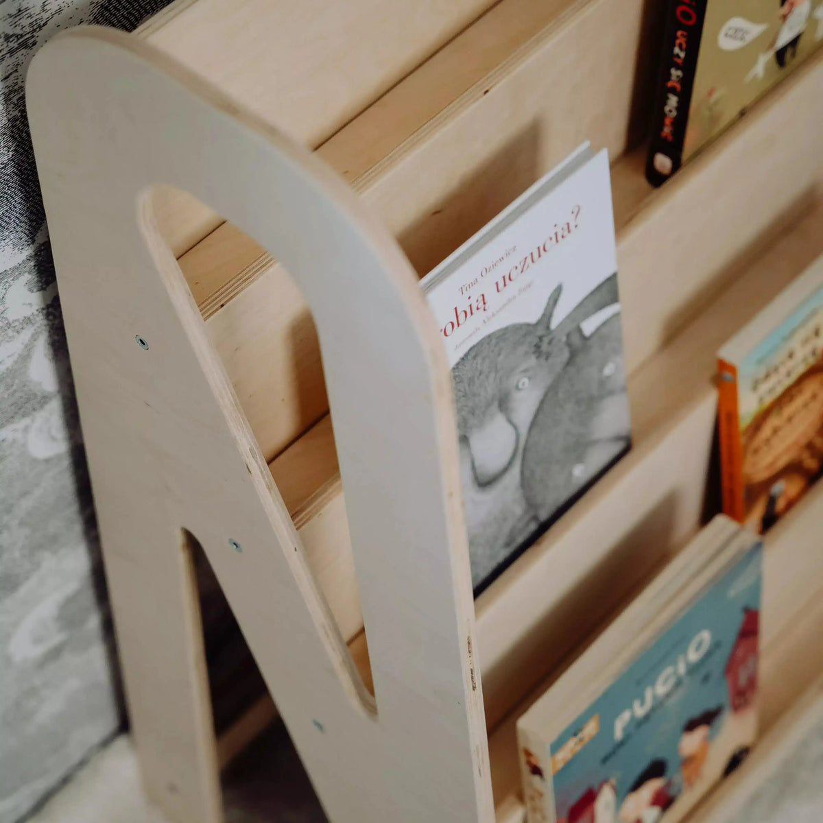 Naturfarbenes Bücherregal für Kinder aus Holz