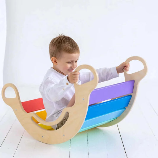 Bunter Kletterbogen mit angelegter Rutsche