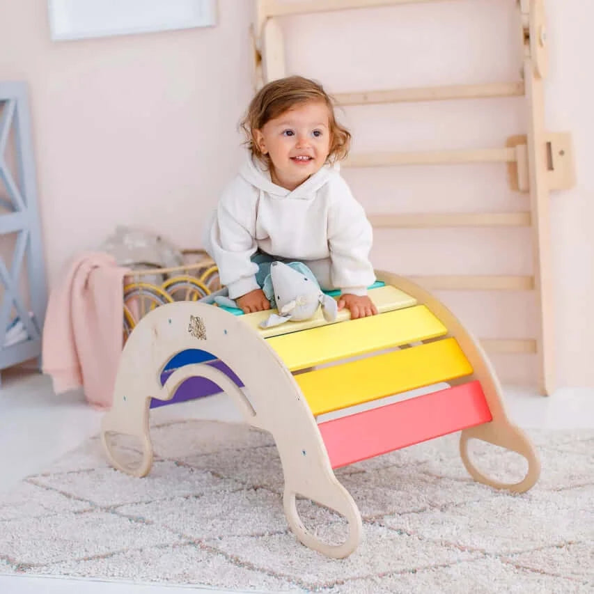 Bunter Montessori Kletterbogen für vielseitiges Bewegungsspiel