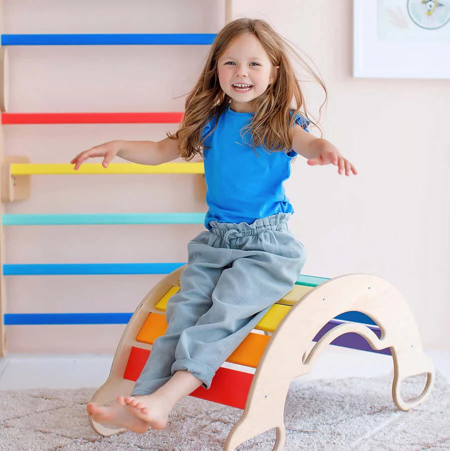 Bunter Montessori Kletterbogen als Wippe genutzt