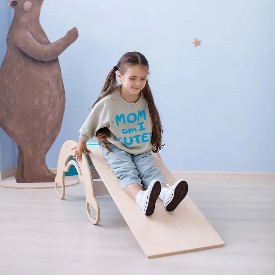 Mintfarbener Kletterbogen mit angelegter Rutsche
