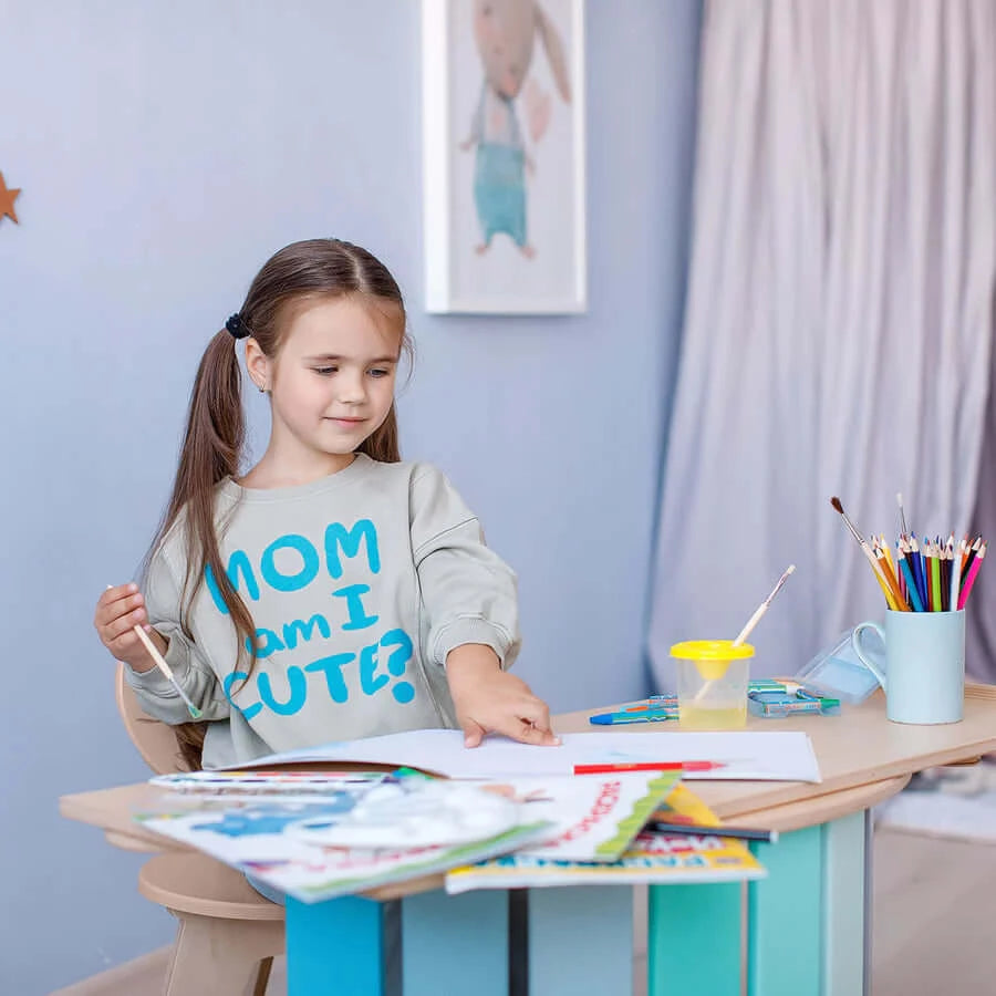 Kind rutscht auf dem Montessori Kletterbogen Mint