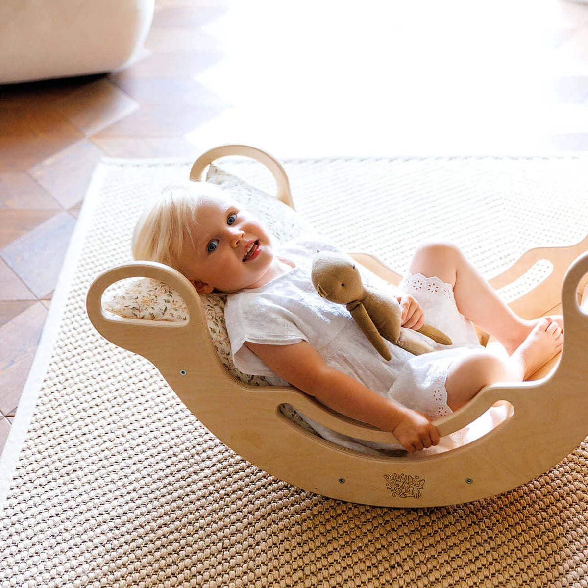 5-in-1 Kletterbogen aus unbehandeltem Holz im Kinderzimmer