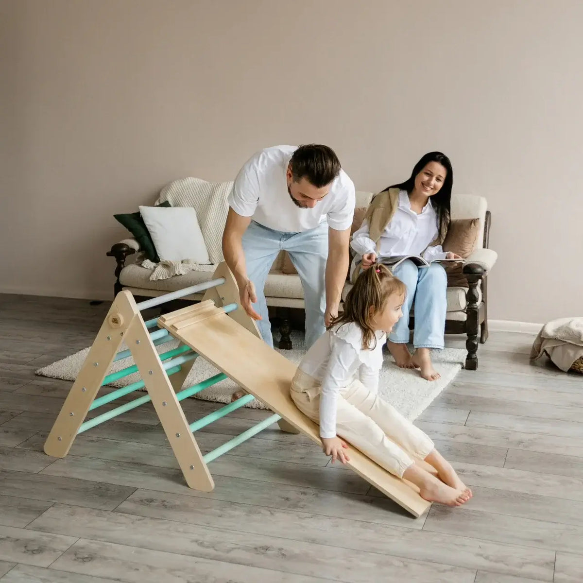 Pikler Kletterdreieck Mint mit angelegter Rutsche