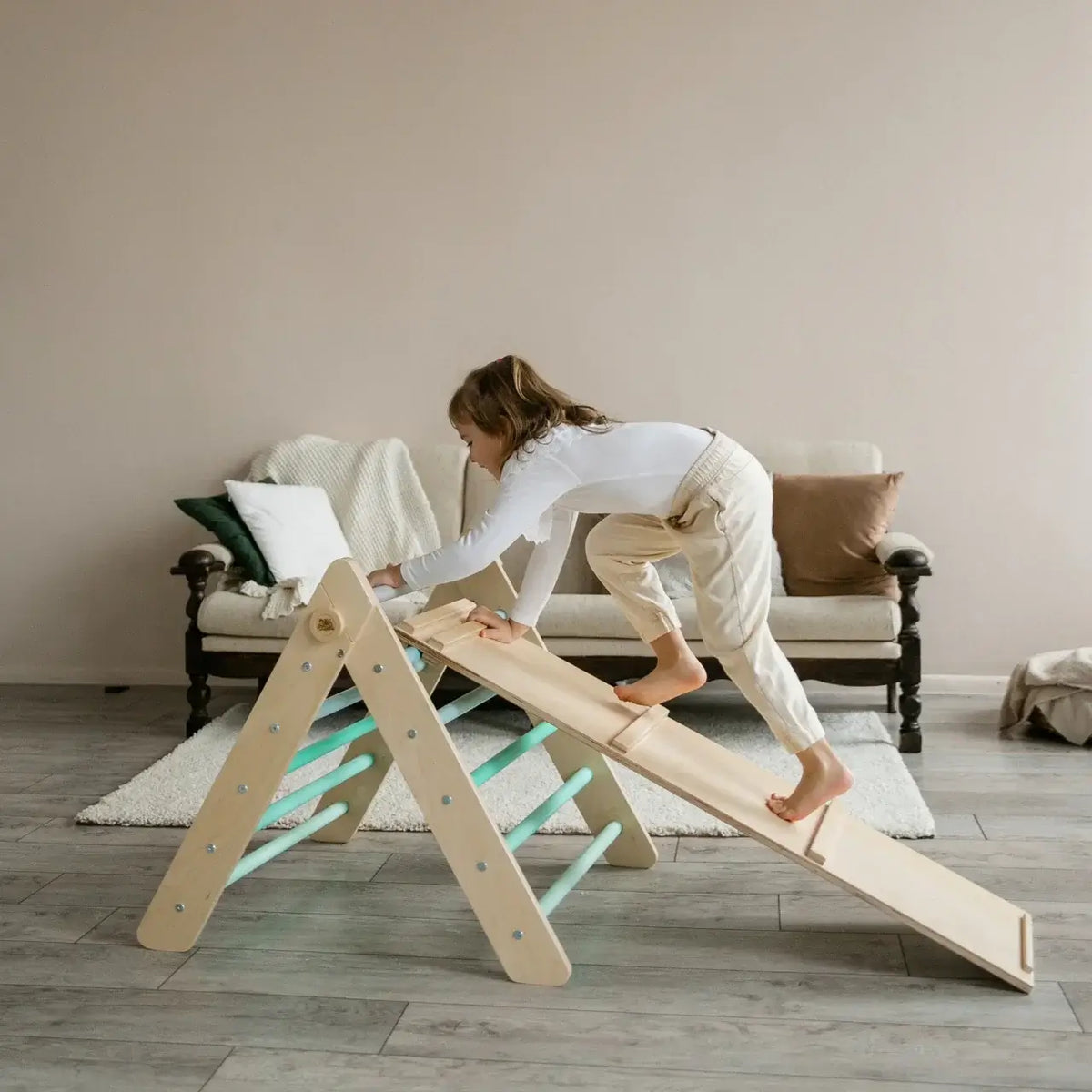 Pikler Kletterdreieck Mint mit Rutschbrett als Kletterlandschaft
