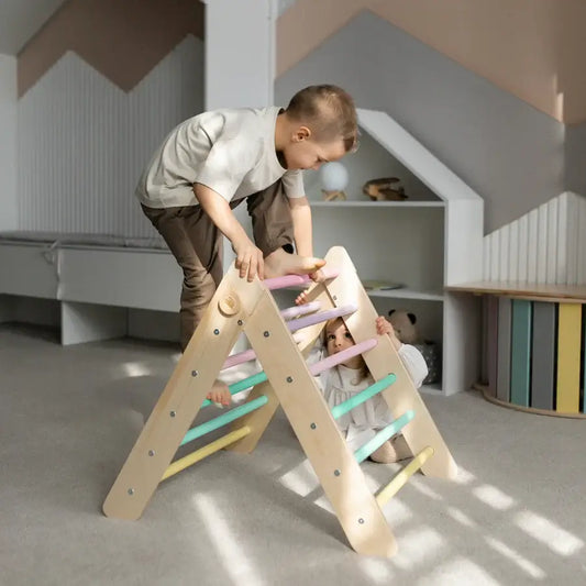 Pastellfarbenes Pikler Kletterdreieck im Kinderzimmer