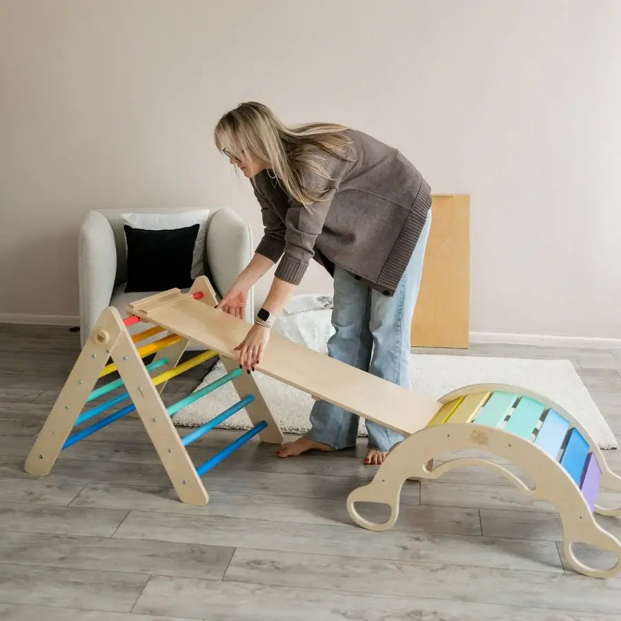 Pikler Dreieck mit Rutschbrett und Schwingbogen als Kletterlandschaft