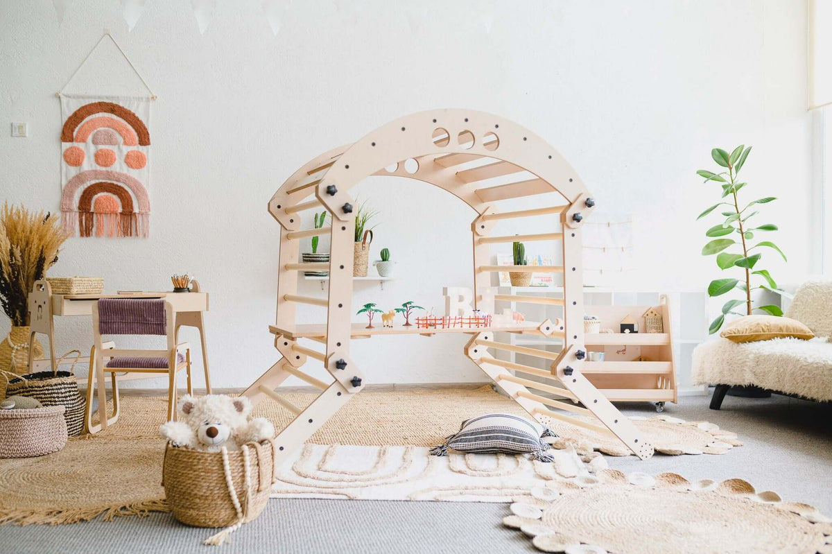 Hilltown Bergsteiger als wandelbarer Indoor-Spielplatz nach Pikler und Montessori