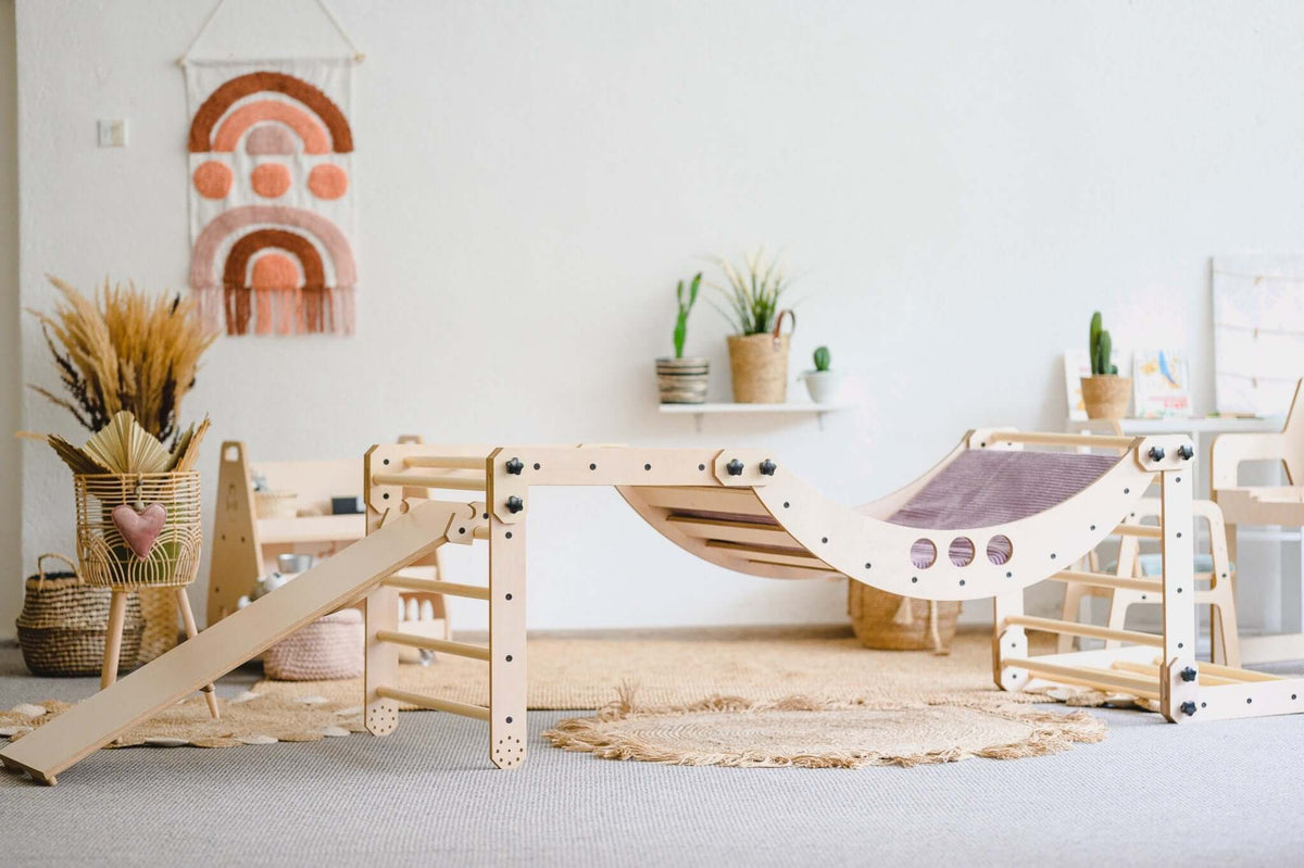 Kletterdreieck des Hilltown Bergsteiger aus laminiertem Birkensperrholz im Kinderzimmer