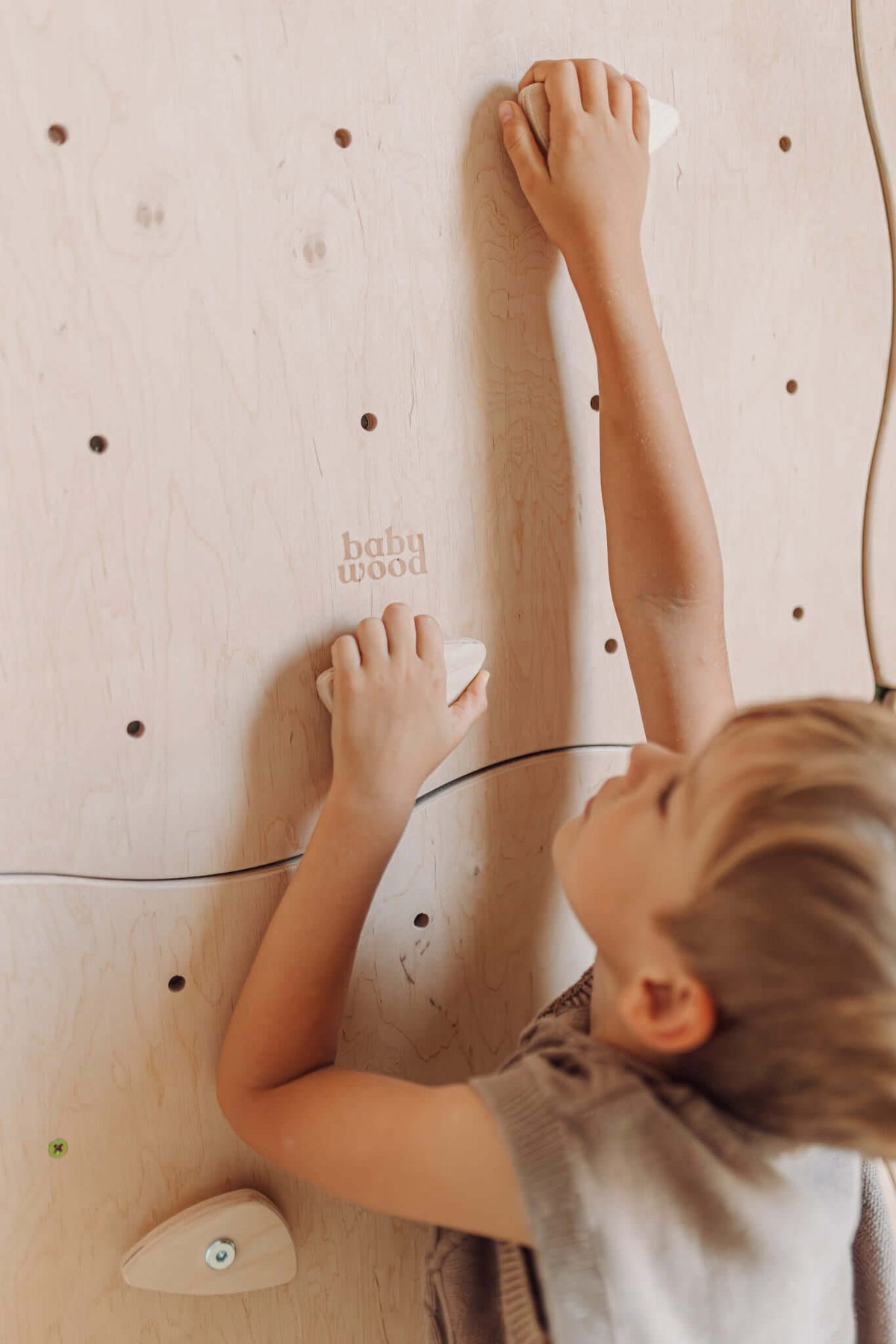 Modulare Kletterwand mit versetzbaren Klettergriffen aus Holz