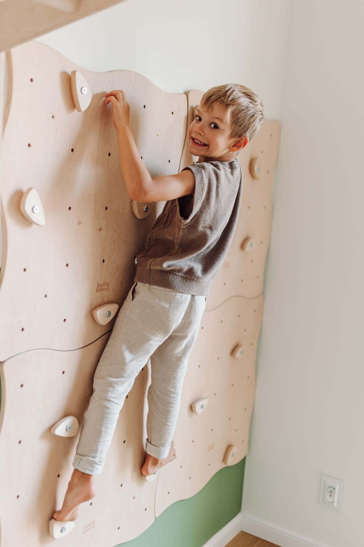 Detailansicht der modularen Kletterwand für Kinder von Babywood
