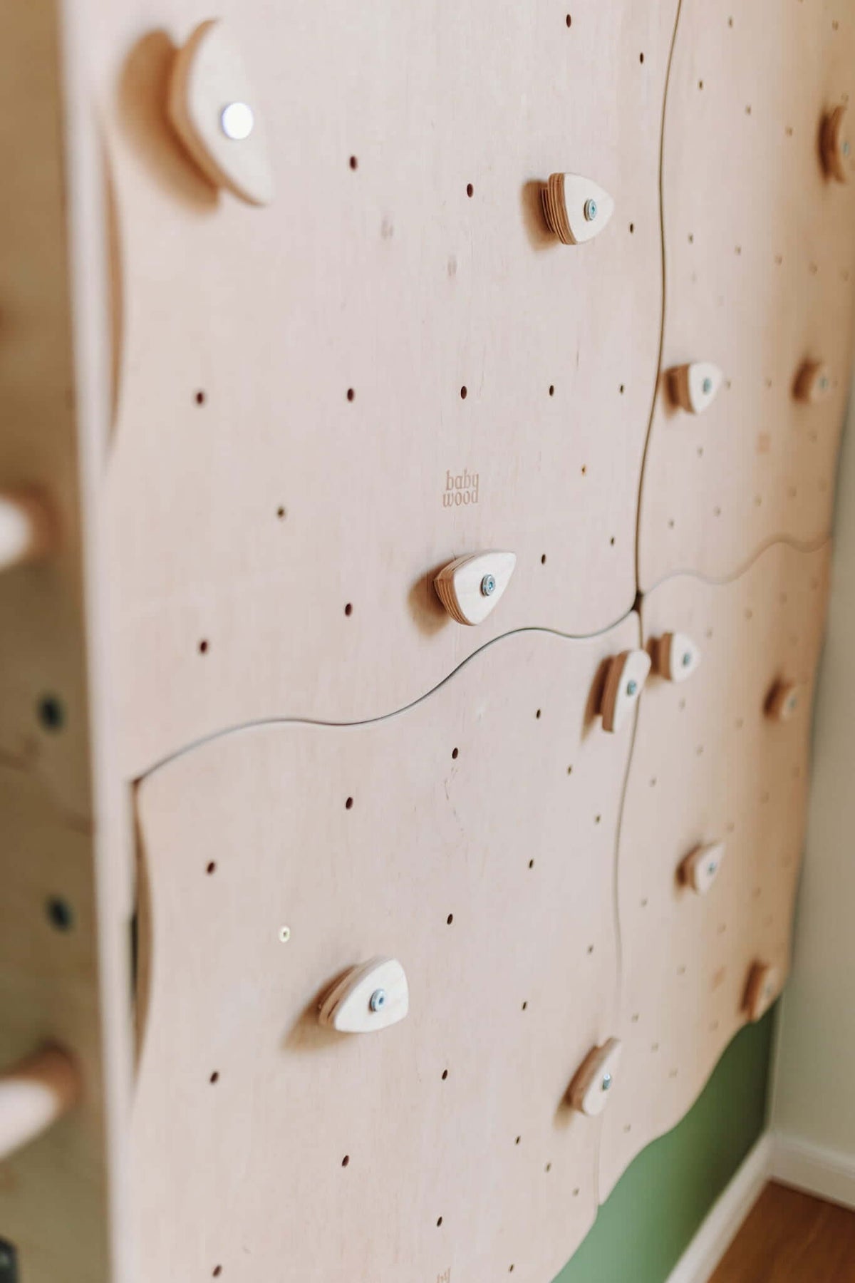 Modulare Kletterwand für Kinder mit variabler Griffanordnung