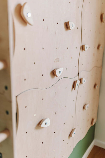 Modulare Kletterwand für Kinder mit variabler Griffanordnung