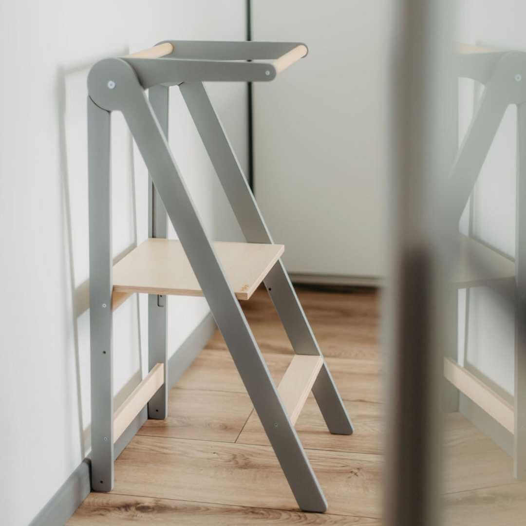 Faltbarer Montessori Lernturm in Grau aus Holz