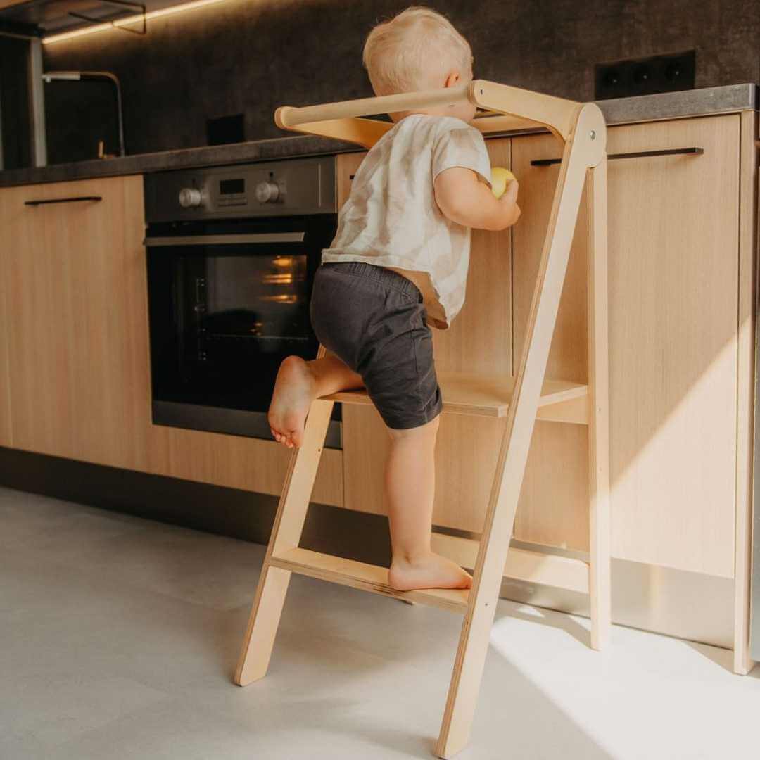 Faltbarer Montessori Lernturm in Natur