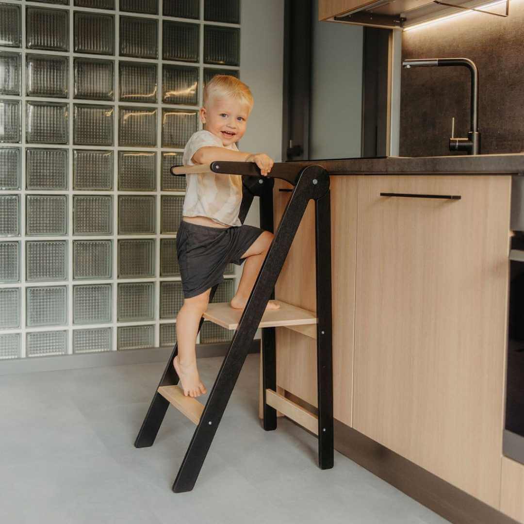Faltbarer Montessori Lernturm in Schwarz für Kinder