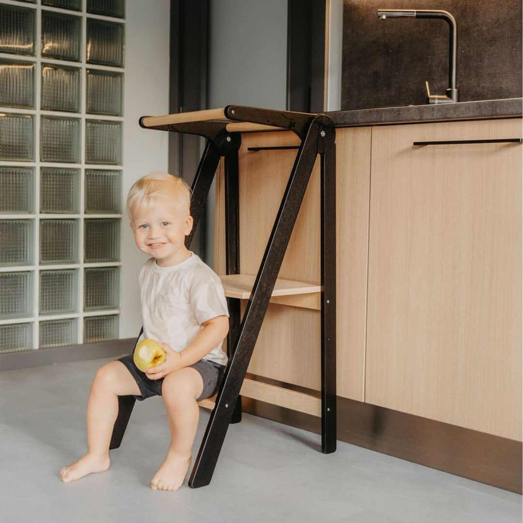 Klappbarer Montessori Lernturm in Schwarz im Detail
