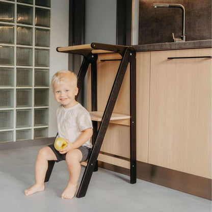 Klappbarer Montessori Lernturm in Schwarz im Detail