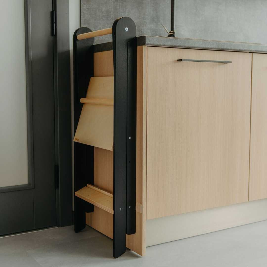 Faltbarer Montessori Lernturm in Schwarz zusammengeklappt