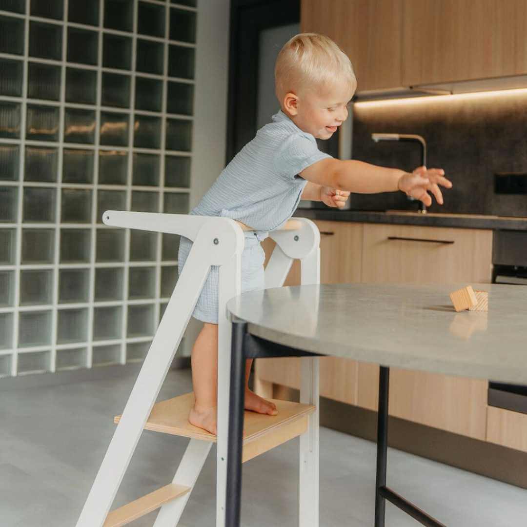 Faltbarer Montessori Lernturm in Weiß
