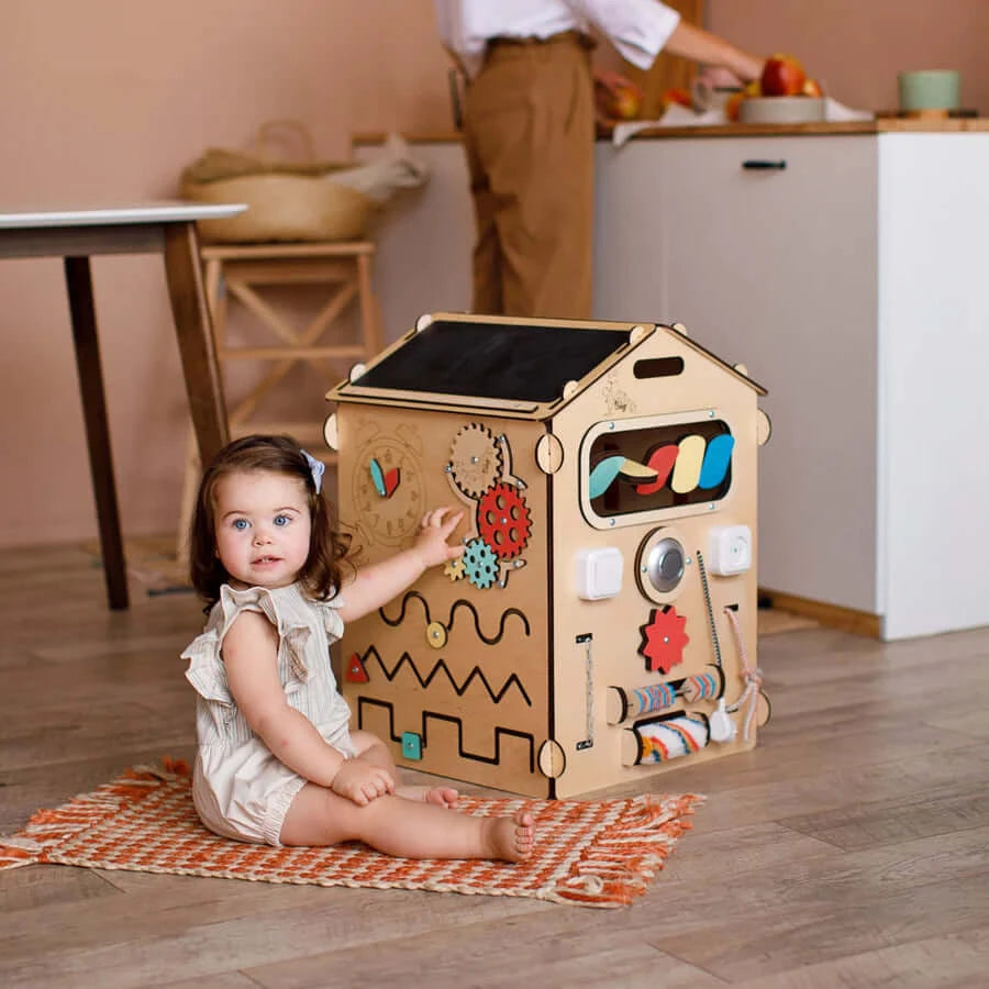 Motorikhaus Activity Board in Natura von Busykids aus Holz