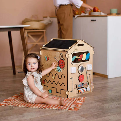 Motorikhaus Activity Board in Natura von Busykids aus Holz