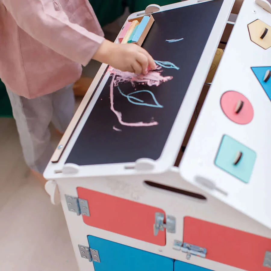 Motorikhaus in Weiß mit vielen Aktivitäten für Kinder