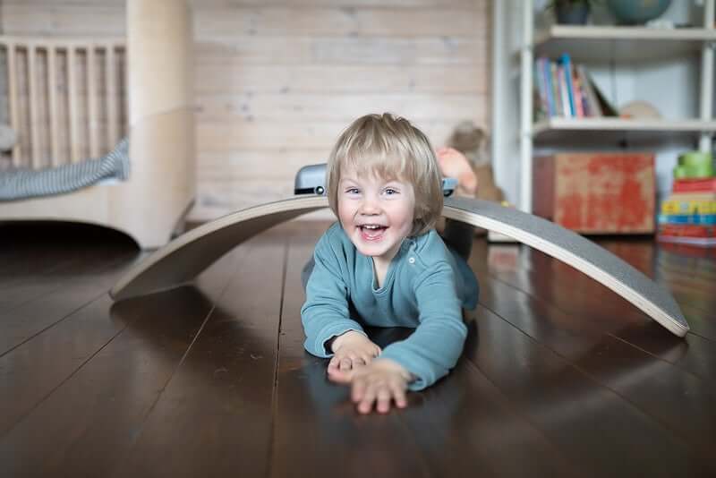 Balance Board aus Holz als vielseitiges Bewegungsgerät fürs Kinderzimmer