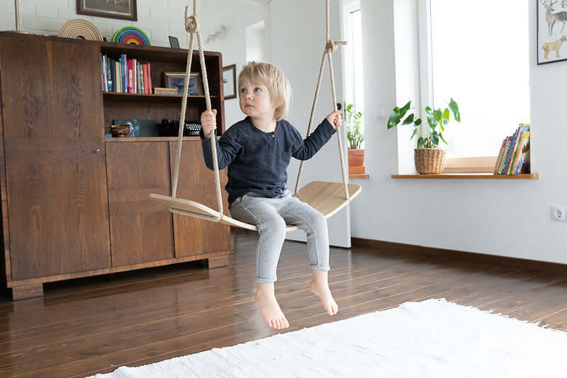 Swingboard aus Holz als vielseitiges Bewegungsgerät für Kinder