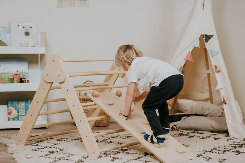 Pikler Kletterdreieck aus Holz mit schadstofffreien Farben von leg & go